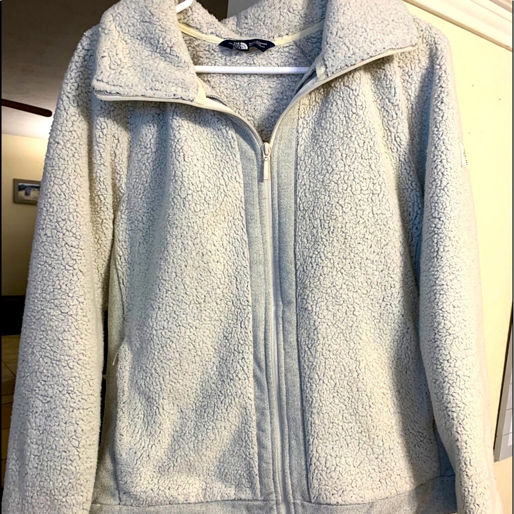 Women’s northface zip-up fleece jacket.
